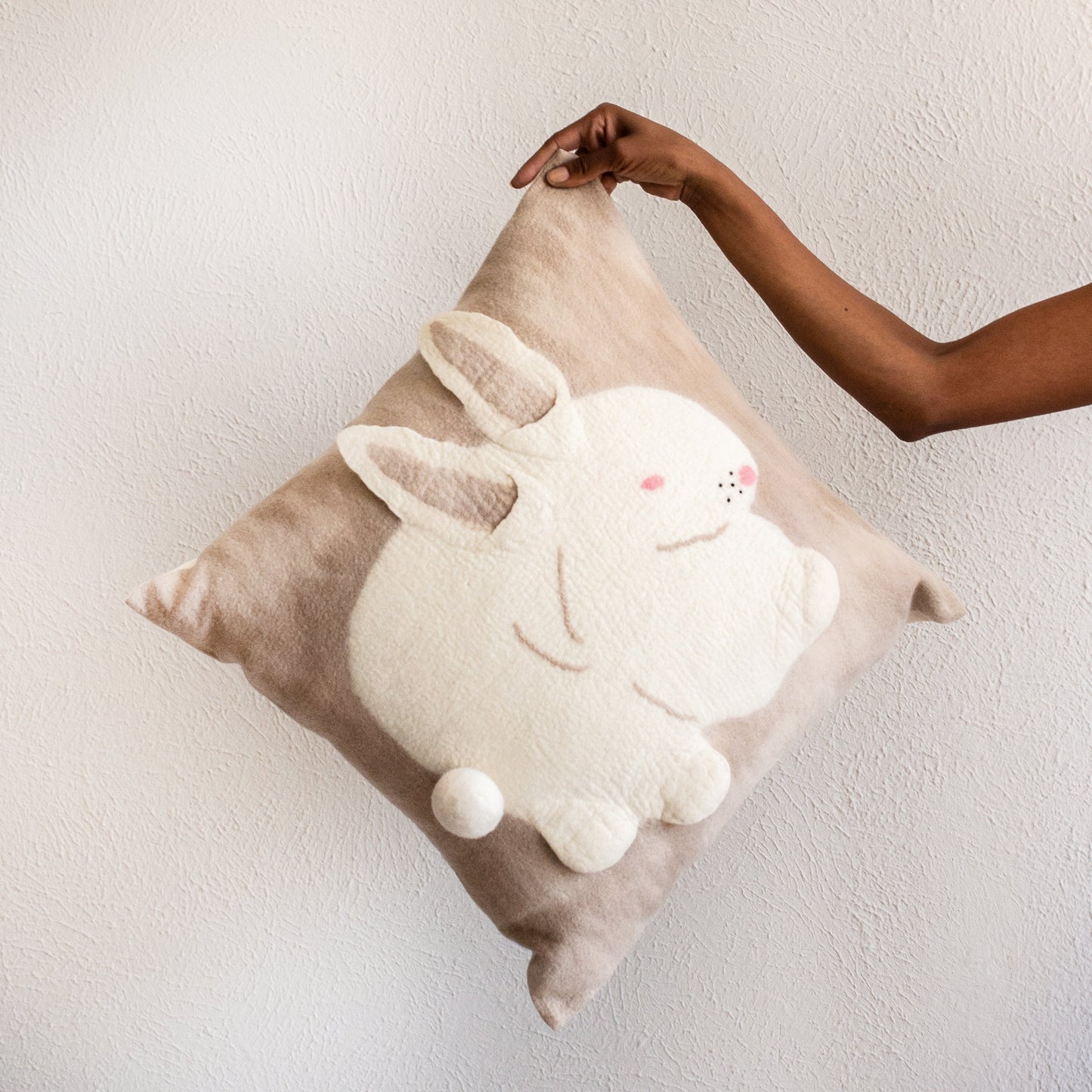 Cojín de lana Blush con diseño de conejo