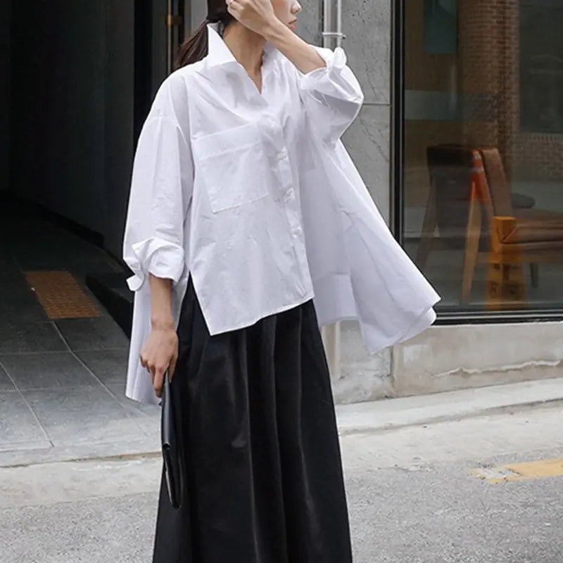 Camisa Blanca de Mujer de Corte Suelto y Manga Larga Irregular