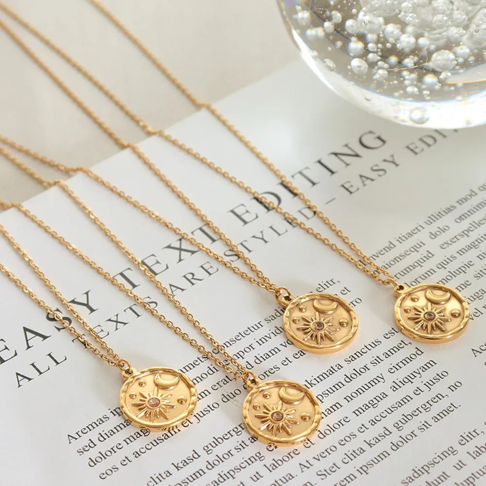 Collar de Estrella y Luna de Circón - Acero de Titanio Baño de Oro