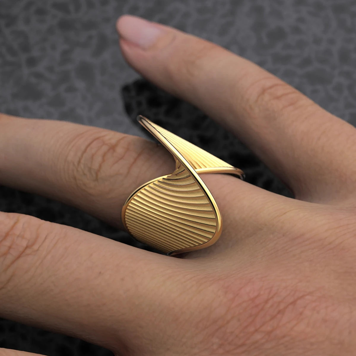 Anillo de torsión de rayas de acero inoxidable - Joyería de declaración en color dorado