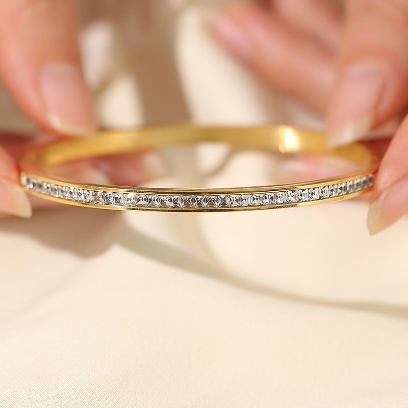 Bracelet en acier titane élégant pour femmes