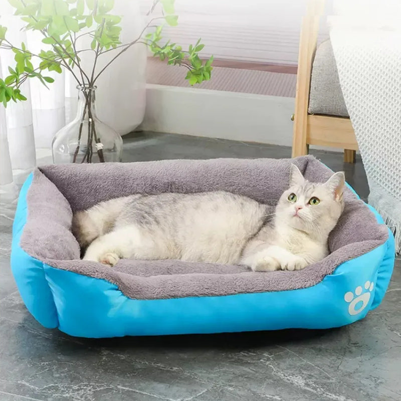 Cama para mascotas de felpa suave y acogedora con fondo impermeable