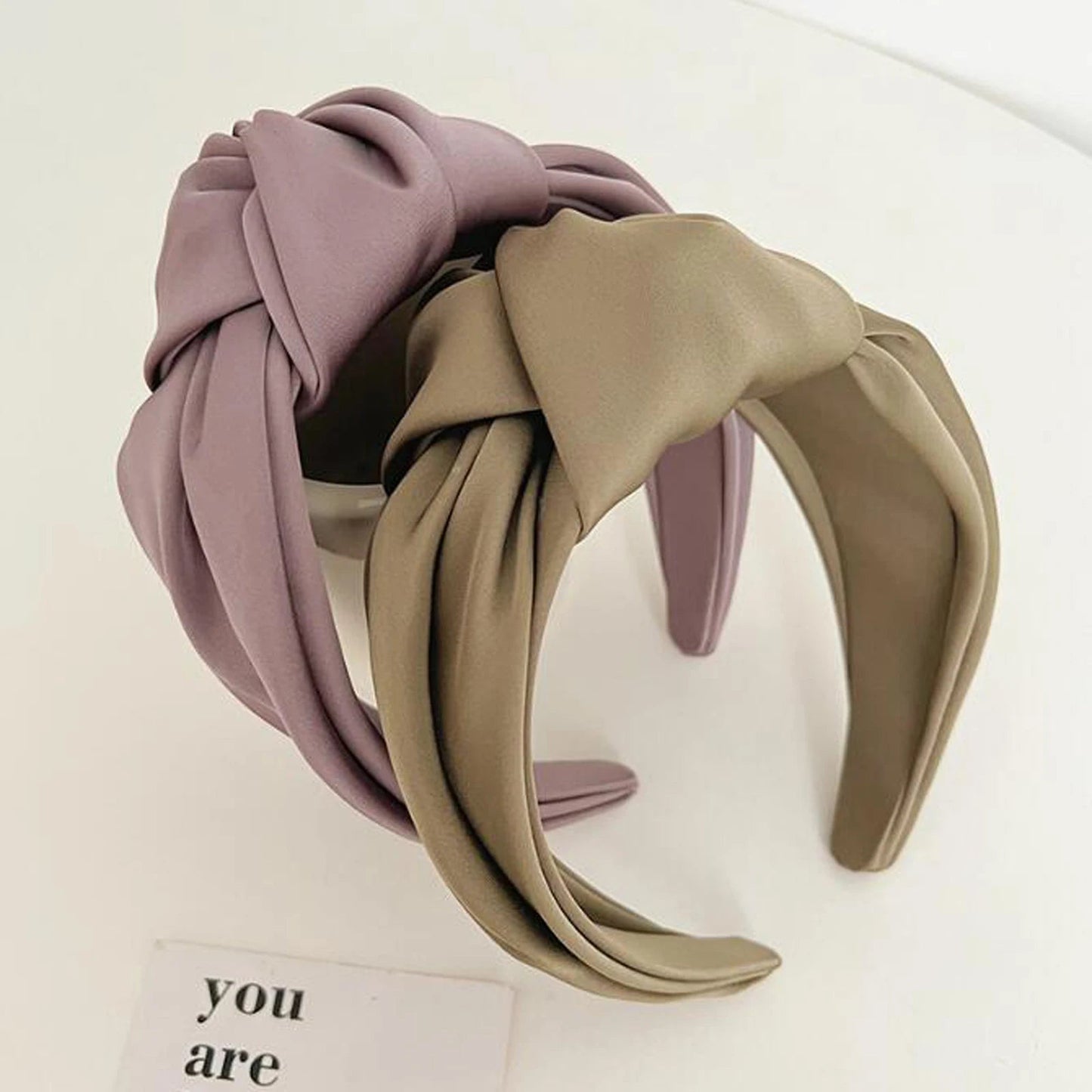 Bandeau en satin à large bord avec nœud tendance