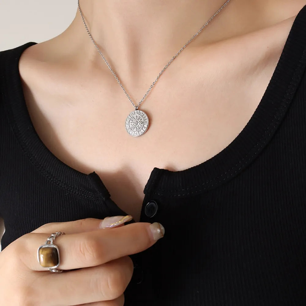 Collier en forme de montre en acier titane zircon