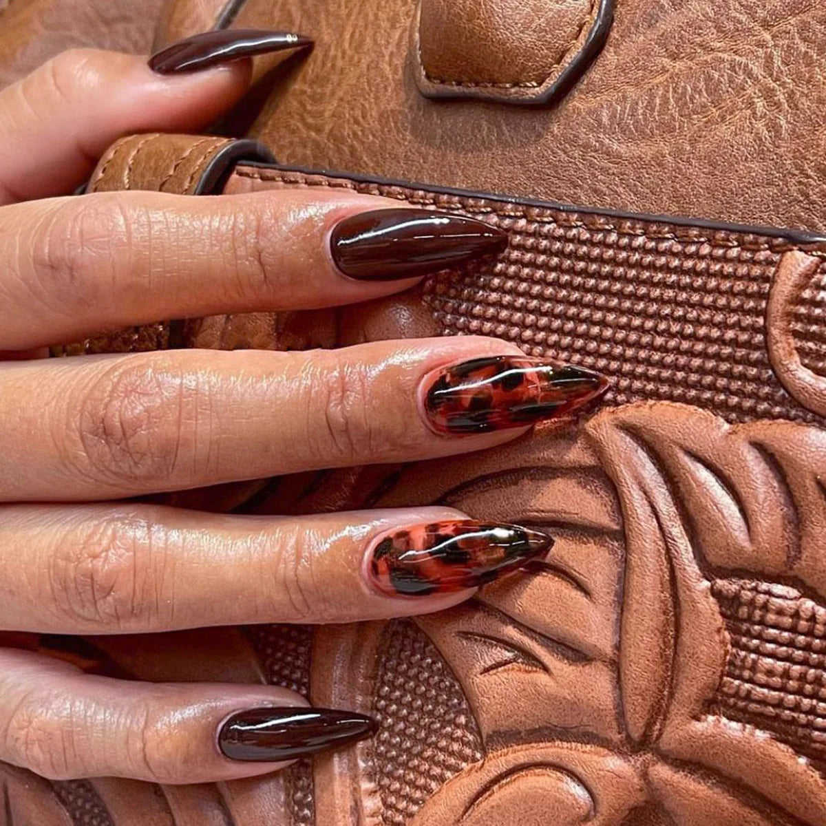 Uñas Postizas Almendra a Rayas Coloridas - Cubierta Completa