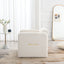 Sofá Blanco Elegante con Reposabrazos Ondulados y Accentos Metálicos