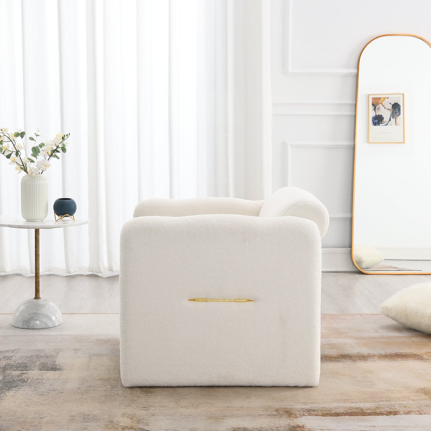 Sofá Blanco Elegante con Reposabrazos Ondulados y Accentos Metálicos