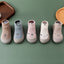 Chaussures de sol souples pour bébés avec chaussettes pour les premiers pas