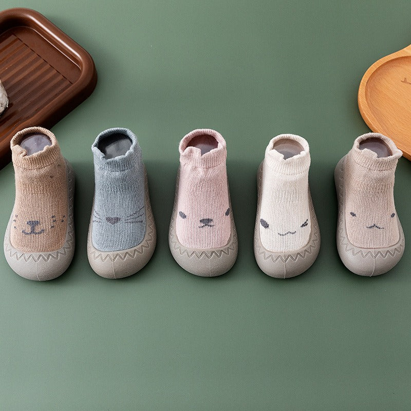 Chaussures de sol souples pour bébés avec chaussettes pour les premiers pas