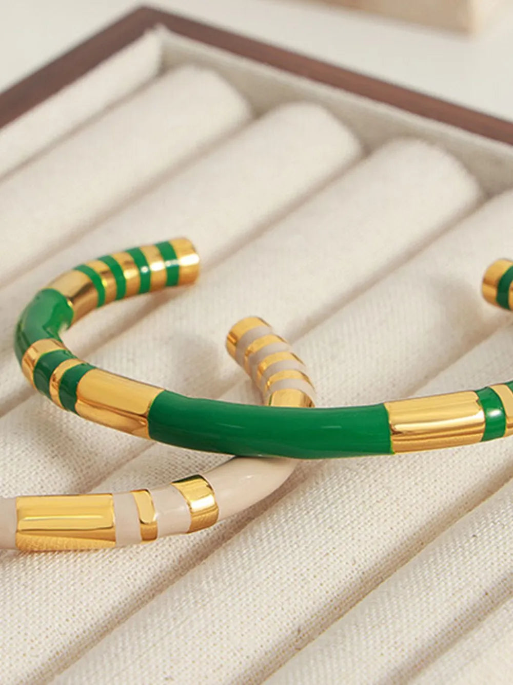 Brazalete de Pulsera de Acero de Titanio con Esmalte Elegante