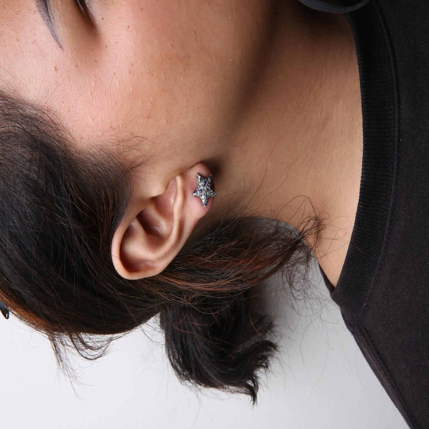 Boucles d'oreilles étoile en or blanc 18K plaqué rhodium noir avec diamants et saphirs bleus
