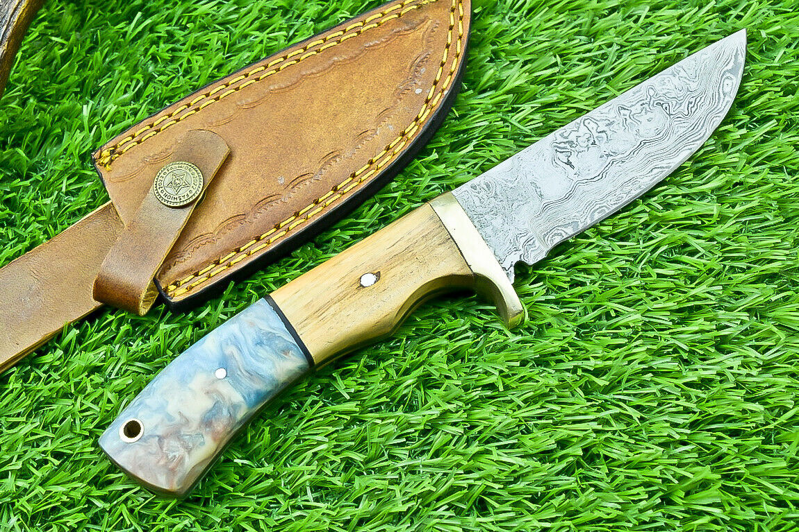 Artisan Damascus Steel Hunting Knife – Olive Wood & Resin Grip with Leather Sheath - Korvel