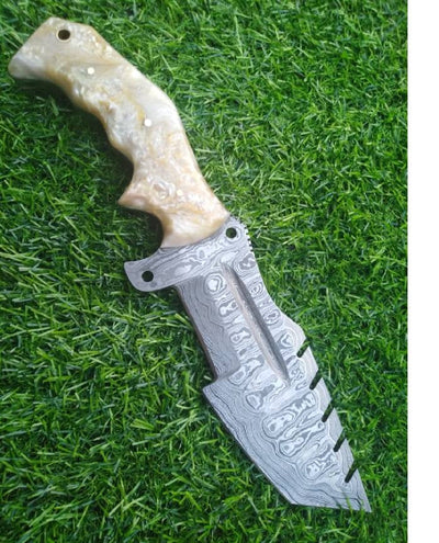 Premium Custom Damascus Steel Tracker Knife - Handcrafted Excellence - Korvel