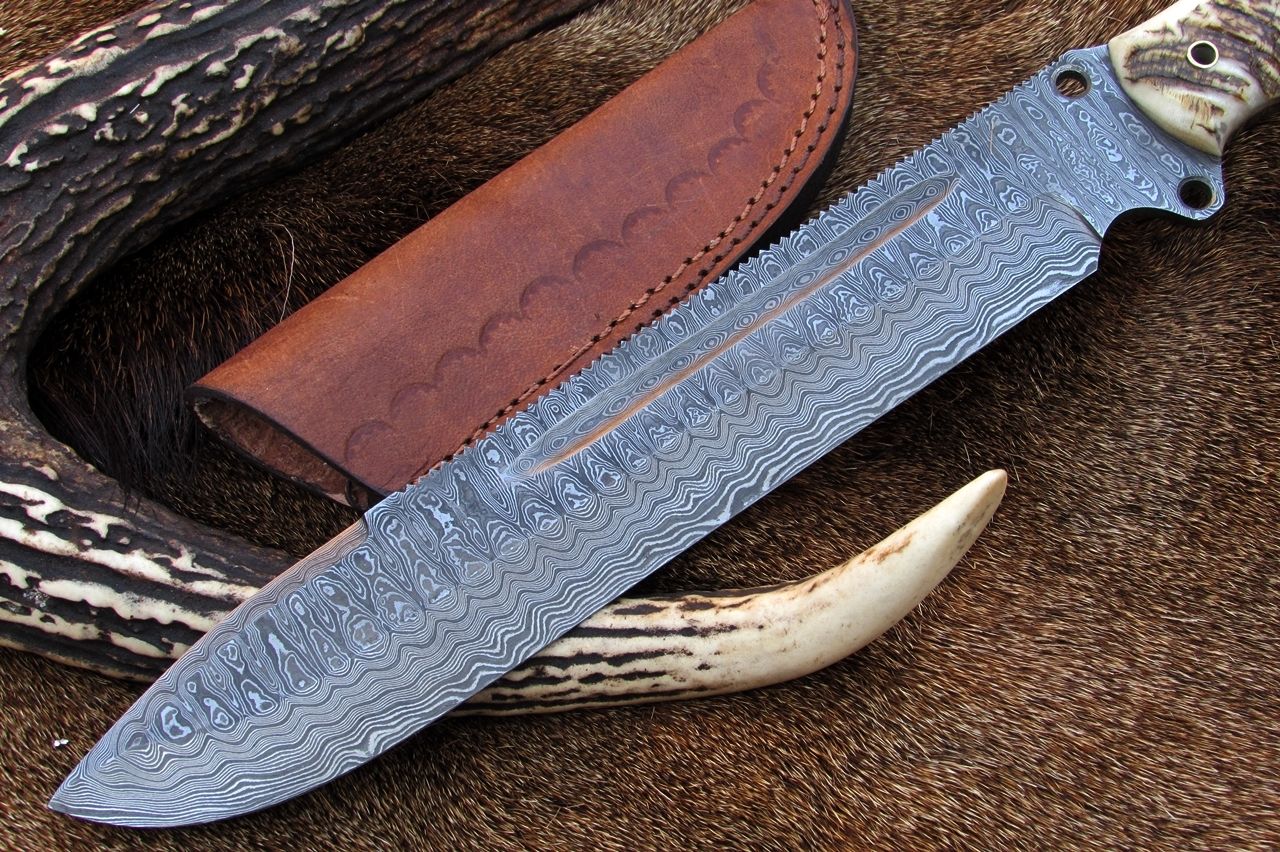 Custom Handcrafted 17-Inch Damascus Steel Bowie Knife with Sheep Horn Handle - Korvel