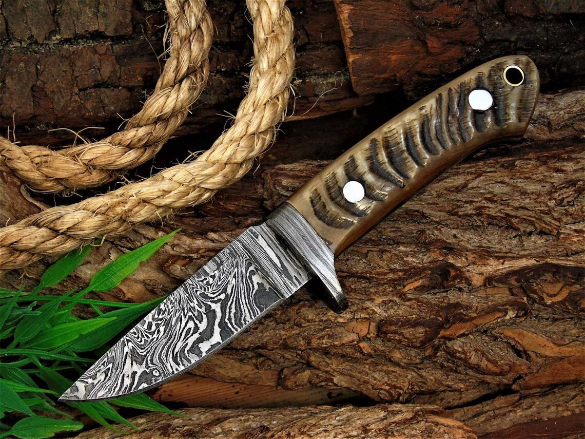 Artisan Crafted Damascus Steel Skinning Knife with Sheep Horn Handle - 8-Inch Blade and Leather Sheath for Hunters - Korvel