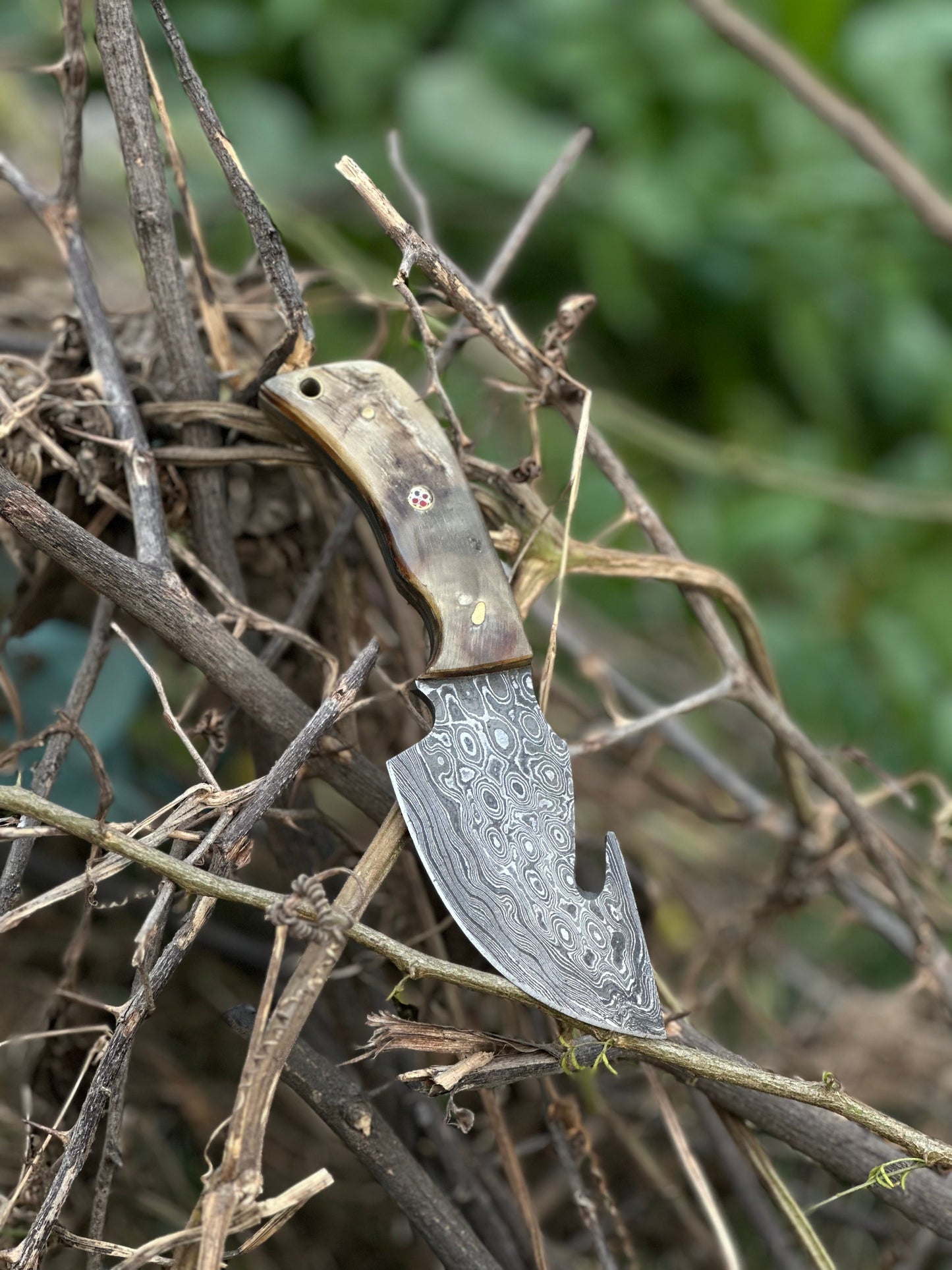 Artisan Crafted Damascus Steel Guthook Skinning Knife with Unique Sheep Horn Handle - 7.5” with Leather Sheath - Korvel