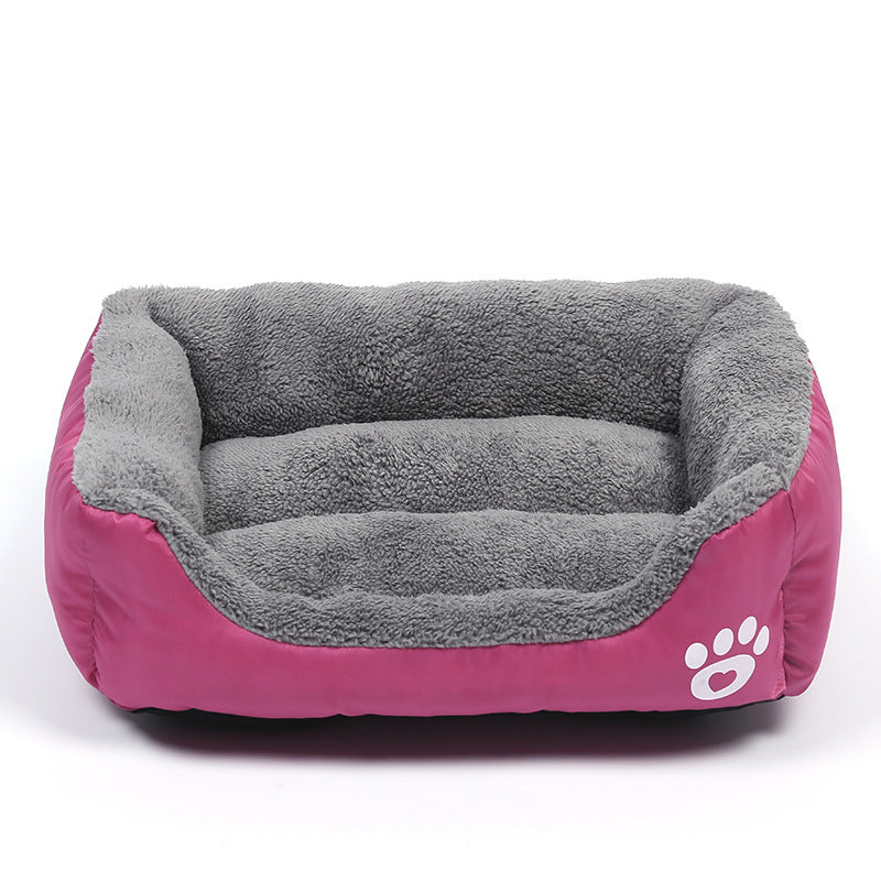 Cama para mascotas de felpa suave y acogedora con fondo impermeable