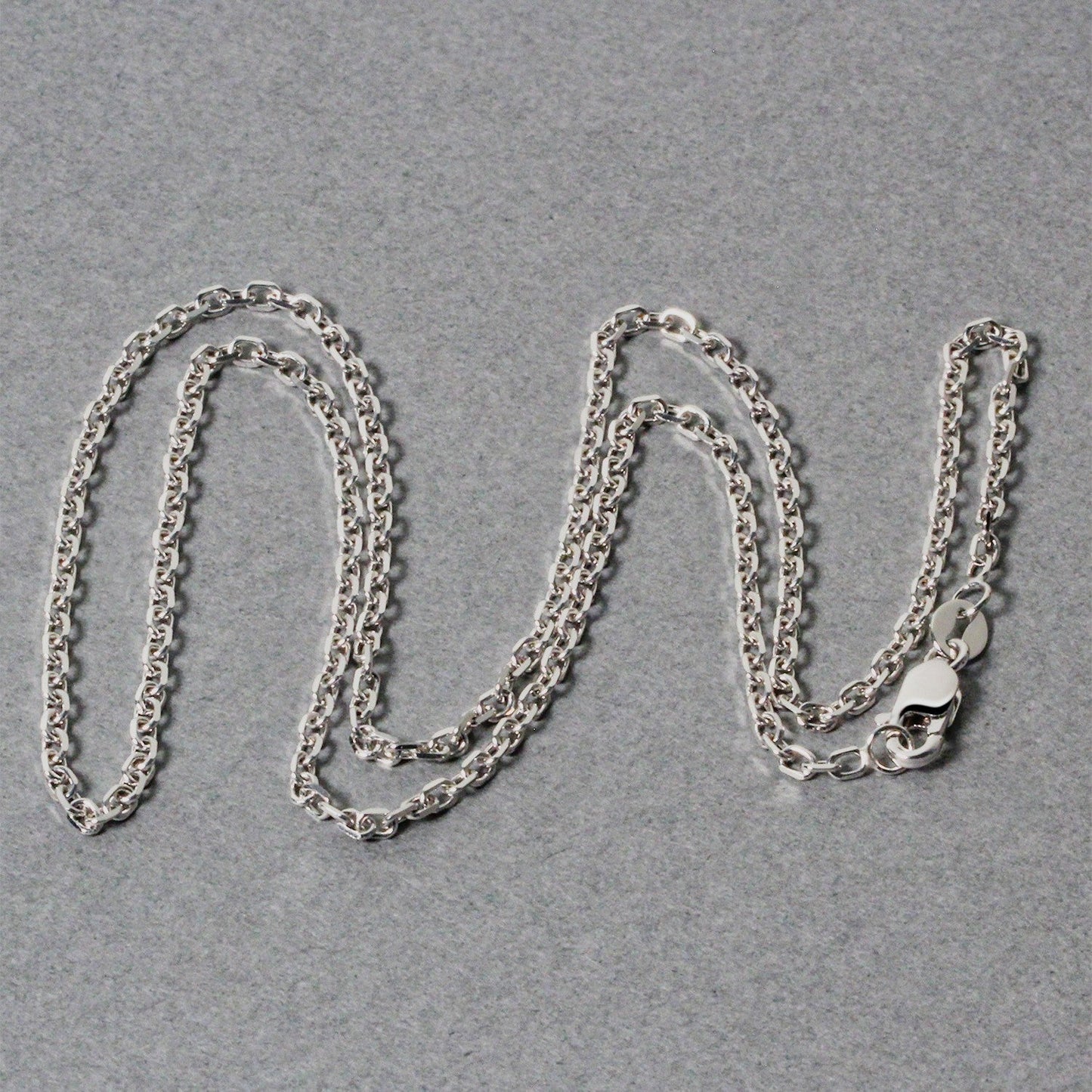 Chaîne en or blanc 14k avec maillons en câble et finition diamantée - 1,8 mm
