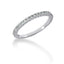 Anillo de boda de diamantes pavé en oro blanco de 14k con grabado en forma de cola de pez V