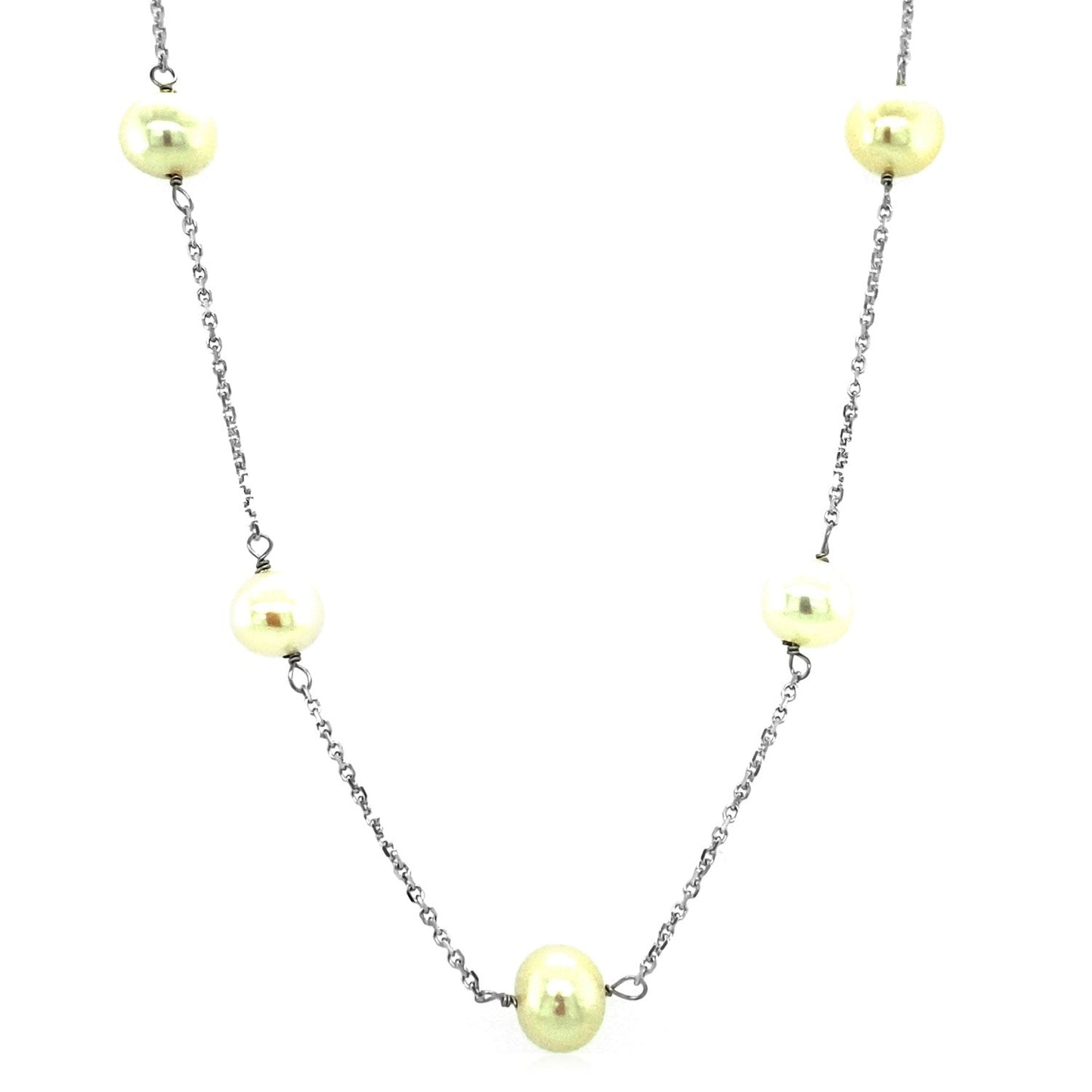 Collier élégant en or blanc 14 carats avec perles blanches