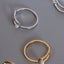 Anillo Circular Geométrico de Perla en Acero de Titanio con Baño de Oro