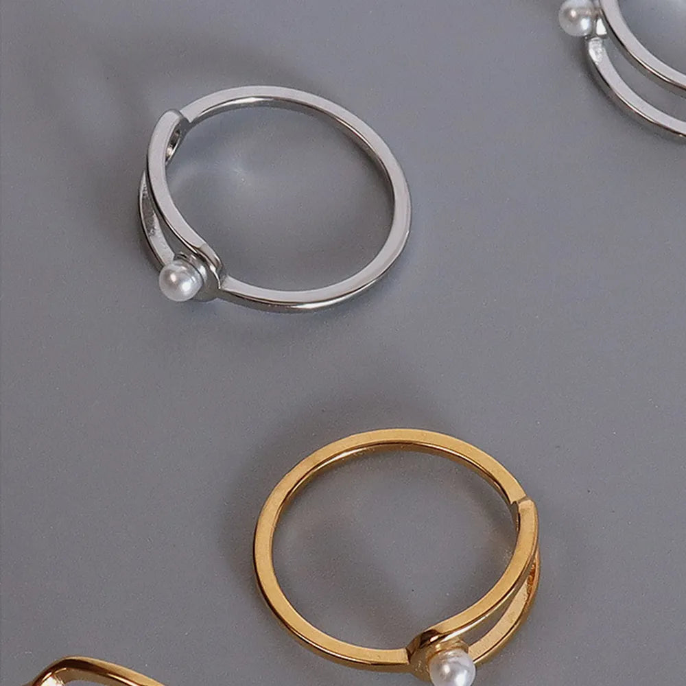 Anillo Circular Geométrico de Perla en Acero de Titanio con Baño de Oro