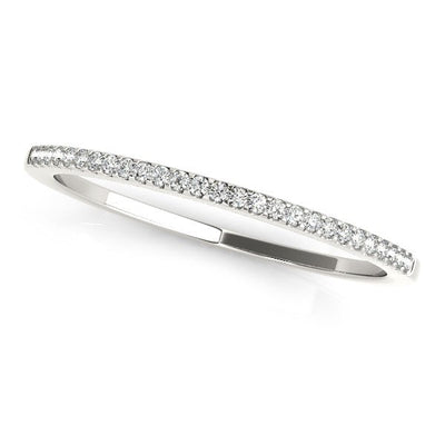 Anillo de boda delgado redondo pavé de oro blanco de 14k