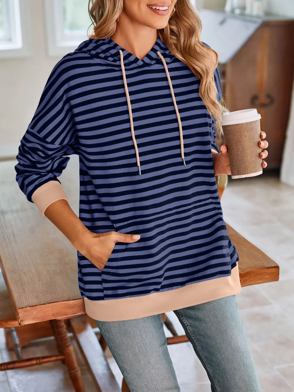 Sudadera con capucha a rayas suelta y casual