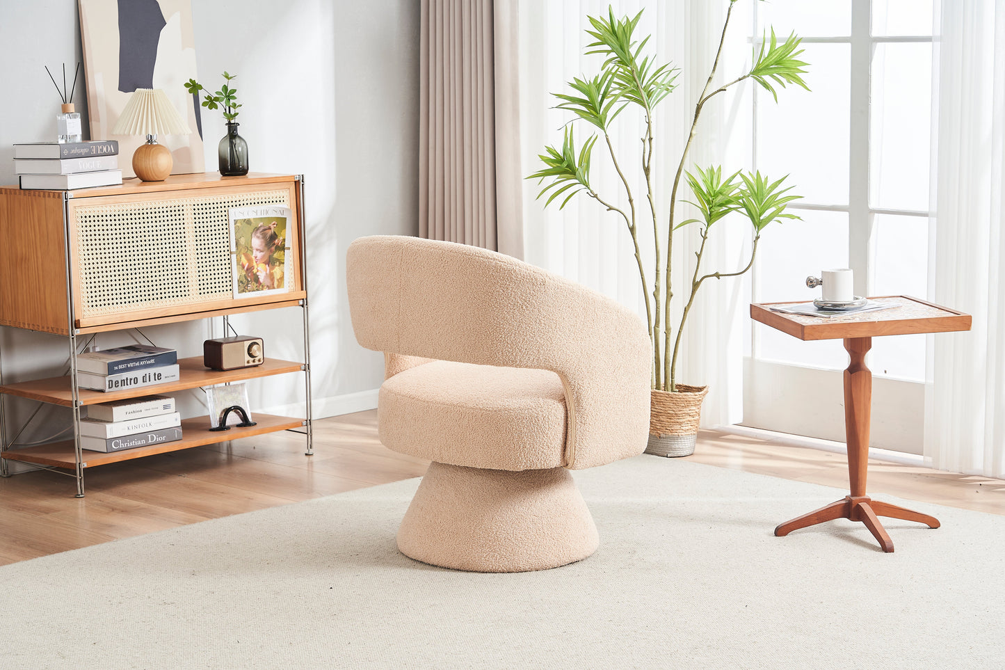 Fauteuil pivotant en tissu teddy nude