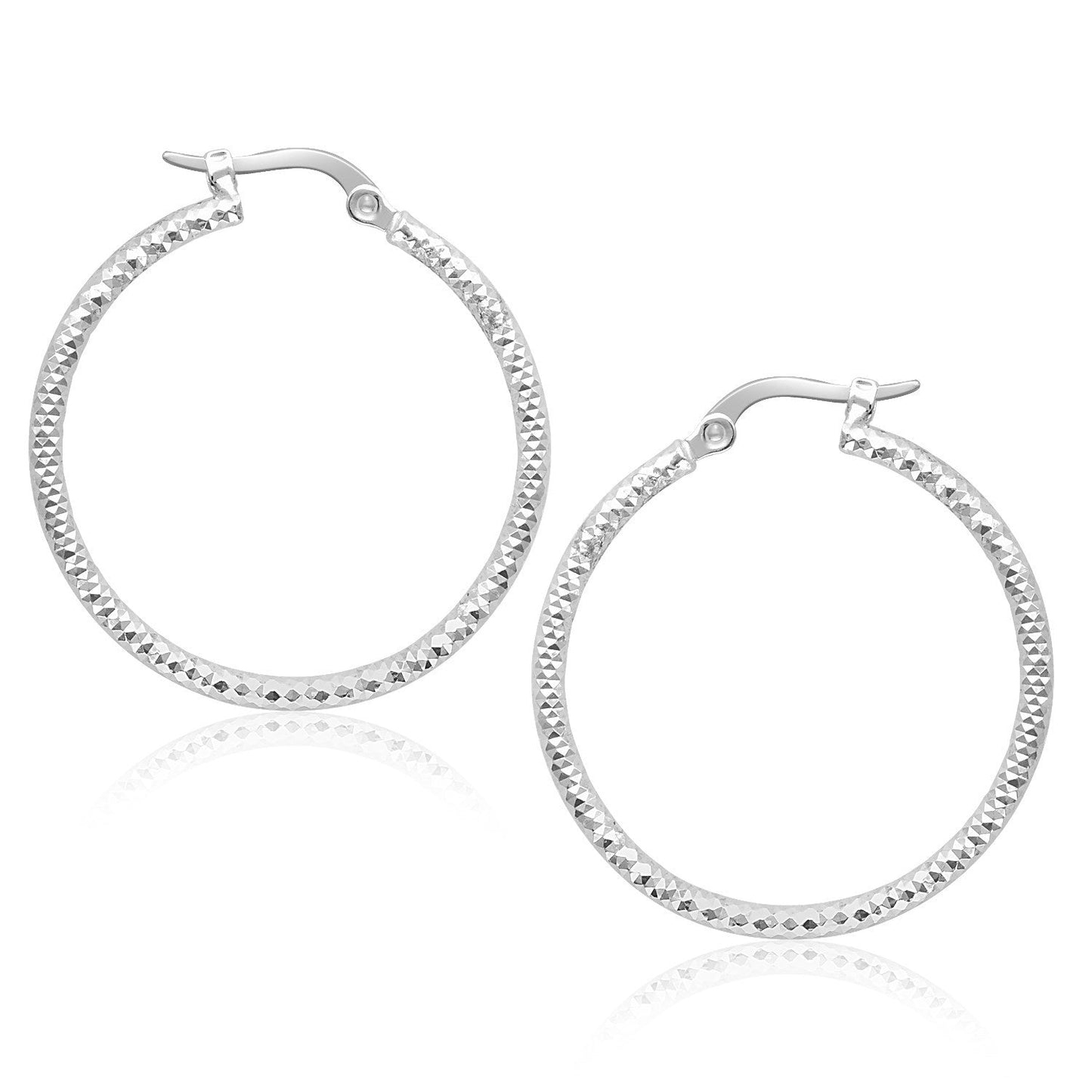 Pendientes de aro redondos texturizados de tubo de oro blanco de 14k