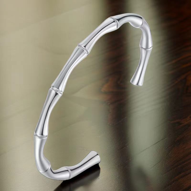 Bracelet en acier titane élégant pour femmes