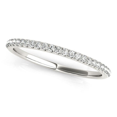 Anillo de boda de diamantes redondos engastados en pavé de oro blanco de 14k