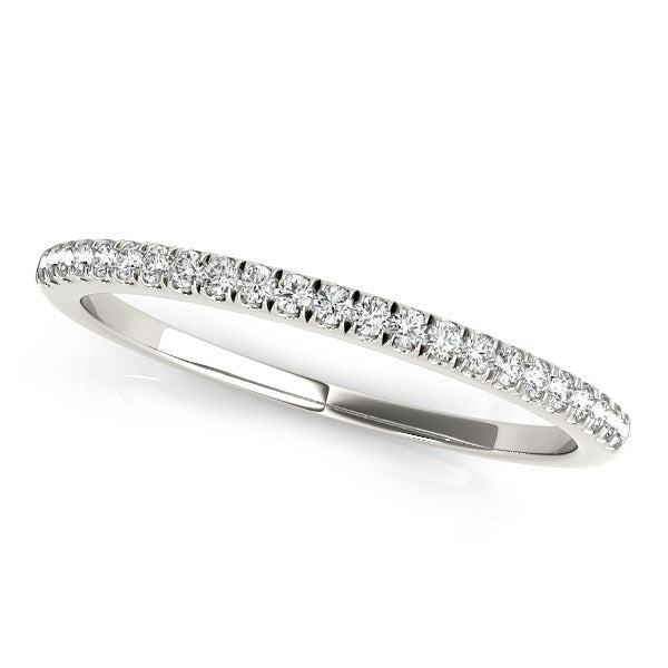 Anillo de boda clásico de diamantes engastados en pavé de oro blanco de 14k