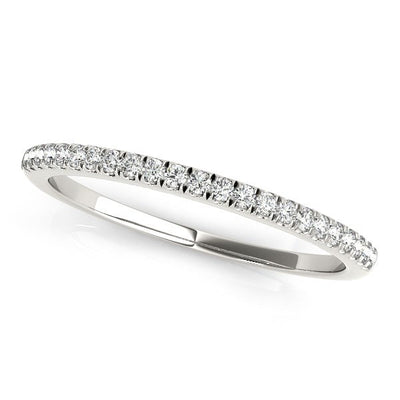 Anillo de boda clásico de diamantes engastados en pavé de oro blanco de 14k