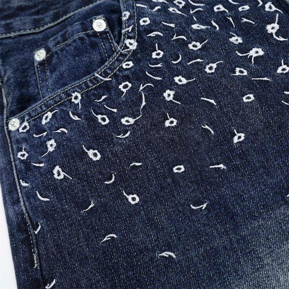 Pantalones de mezclilla de pierna ancha bordados con flores para hombres