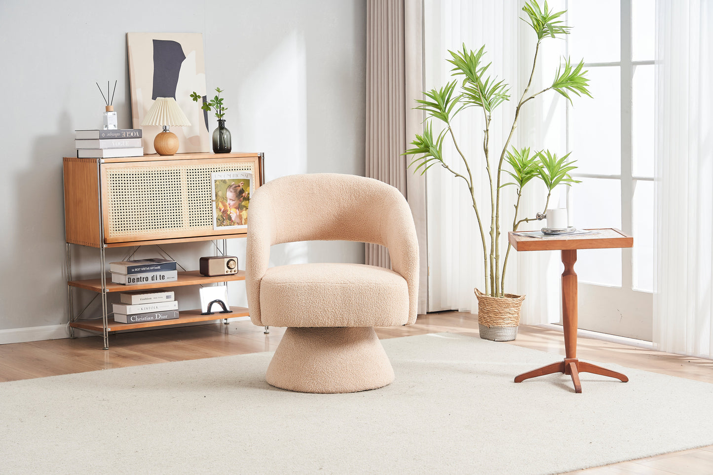 Fauteuil pivotant en tissu teddy nude