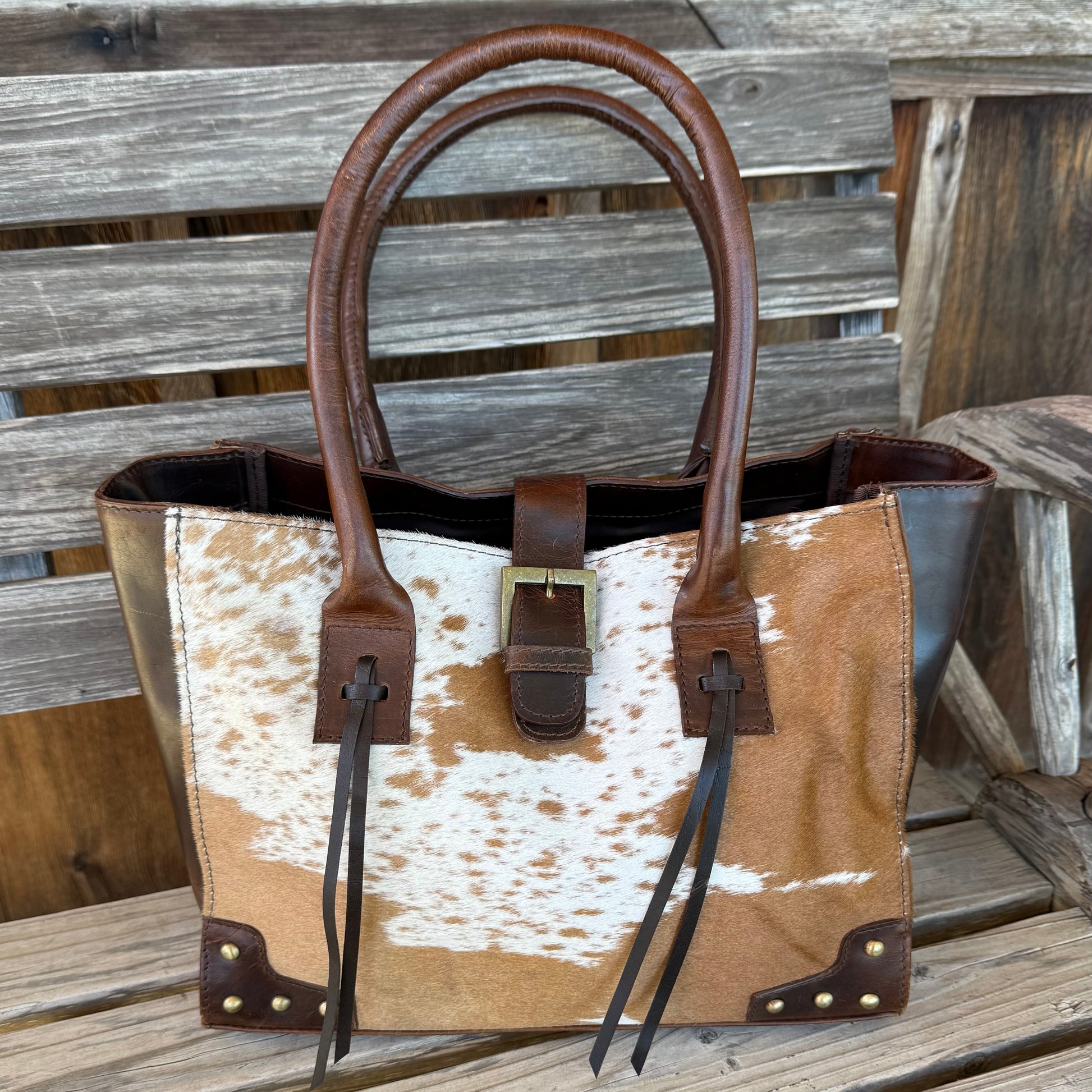 Stylish Cowhide Crossbody Bag with Magnetic Closure - Korvel