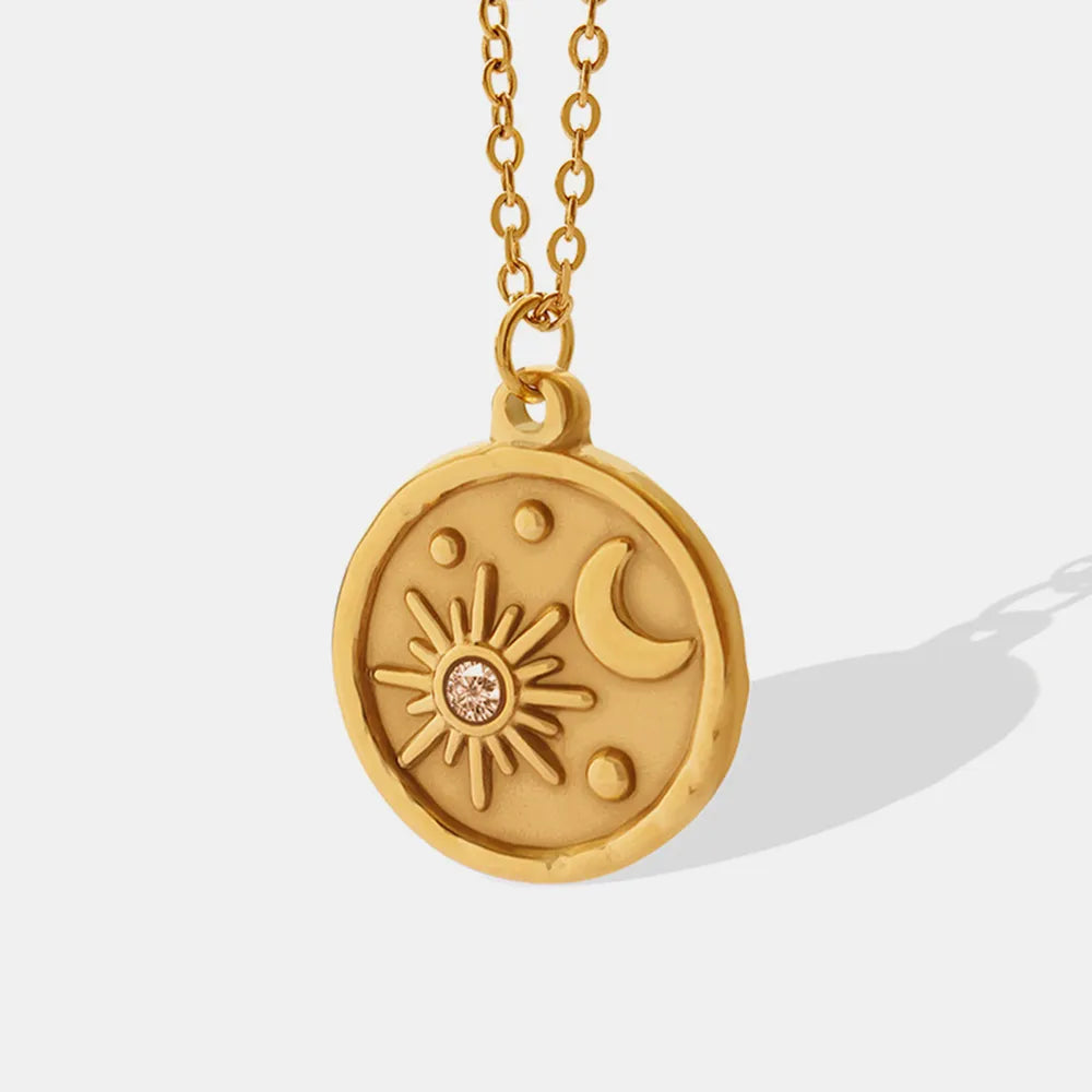Collar de Estrella y Luna de Circón - Acero de Titanio Baño de Oro