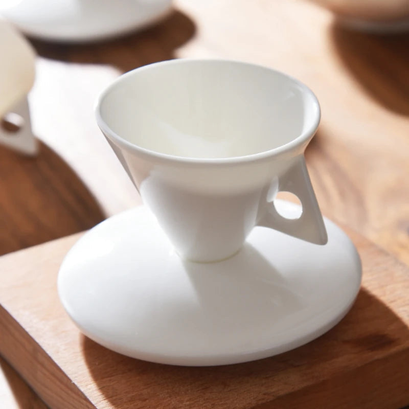 Ensemble de tasses et soucoupes à café exquisément préparées à la main