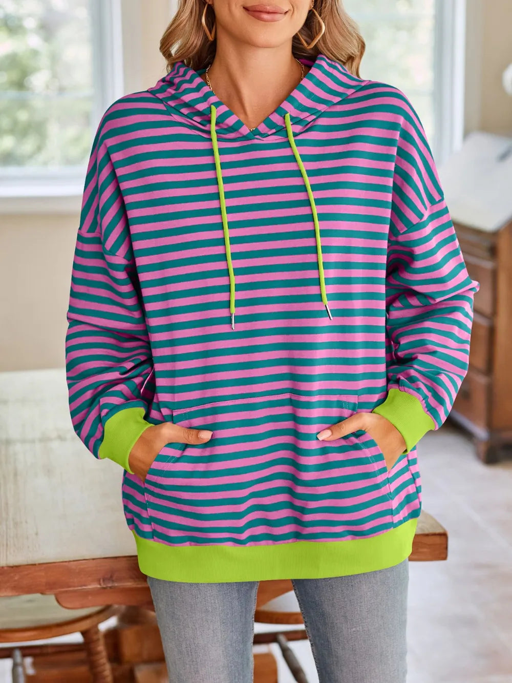 Sudadera con capucha a rayas suelta y casual
