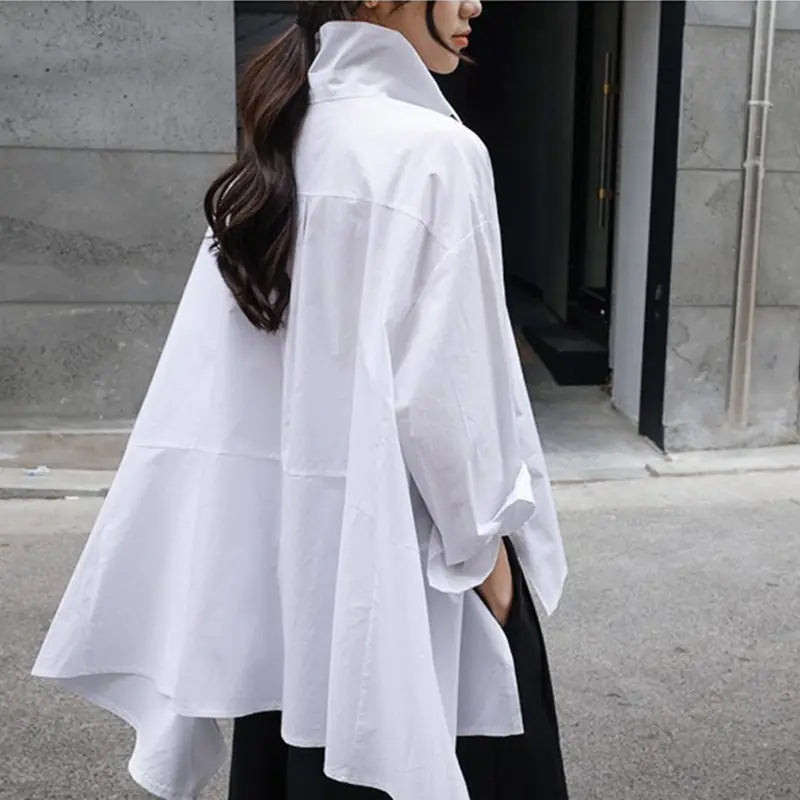Camisa Blanca de Mujer de Corte Suelto y Manga Larga Irregular
