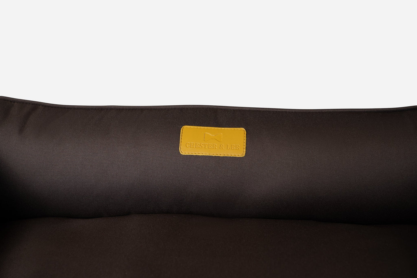 Cama para Perros Impermeable Listo para la Aventura en Marrón