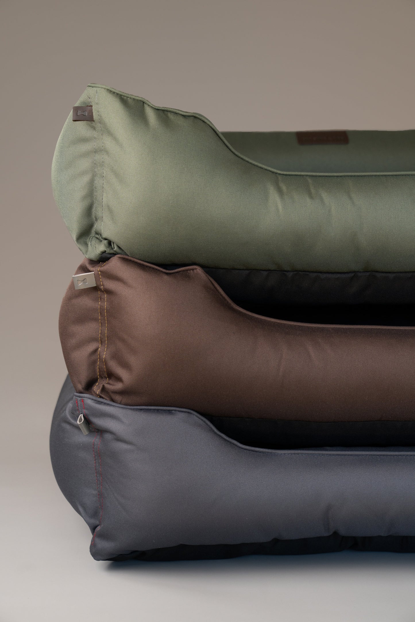 Cama para Perros Impermeable Listo para la Aventura en Marrón