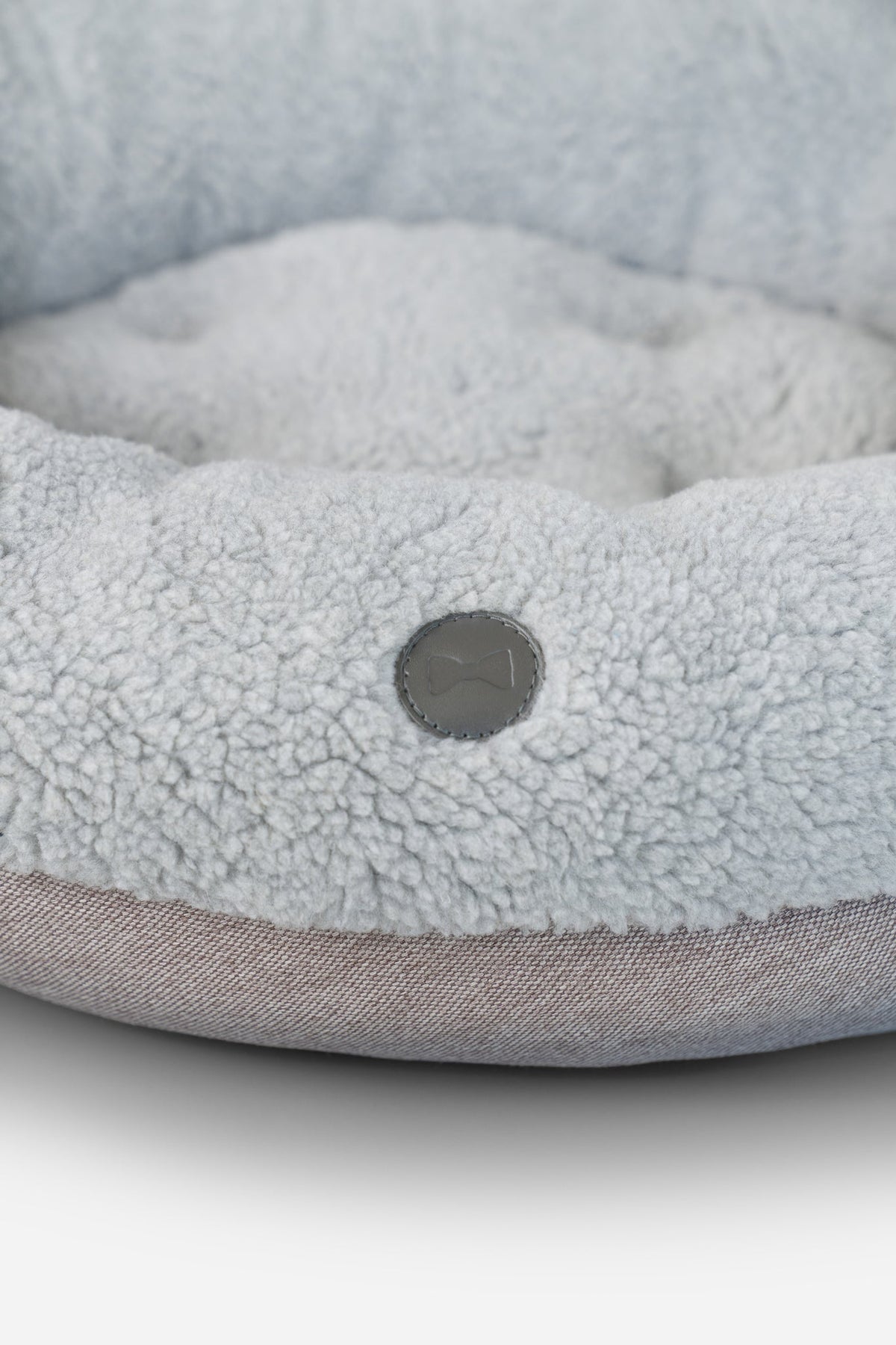 Lit pour chien en forme de donut en peluche grise pour un confort ultime