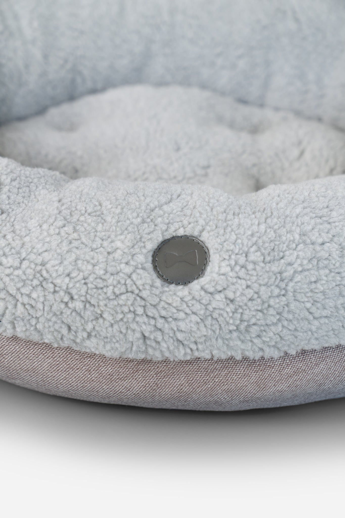 Cama para perros en forma de dona gris de felpa para una comodidad máxima