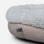 Cama para perros en forma de dona gris de felpa para una comodidad máxima