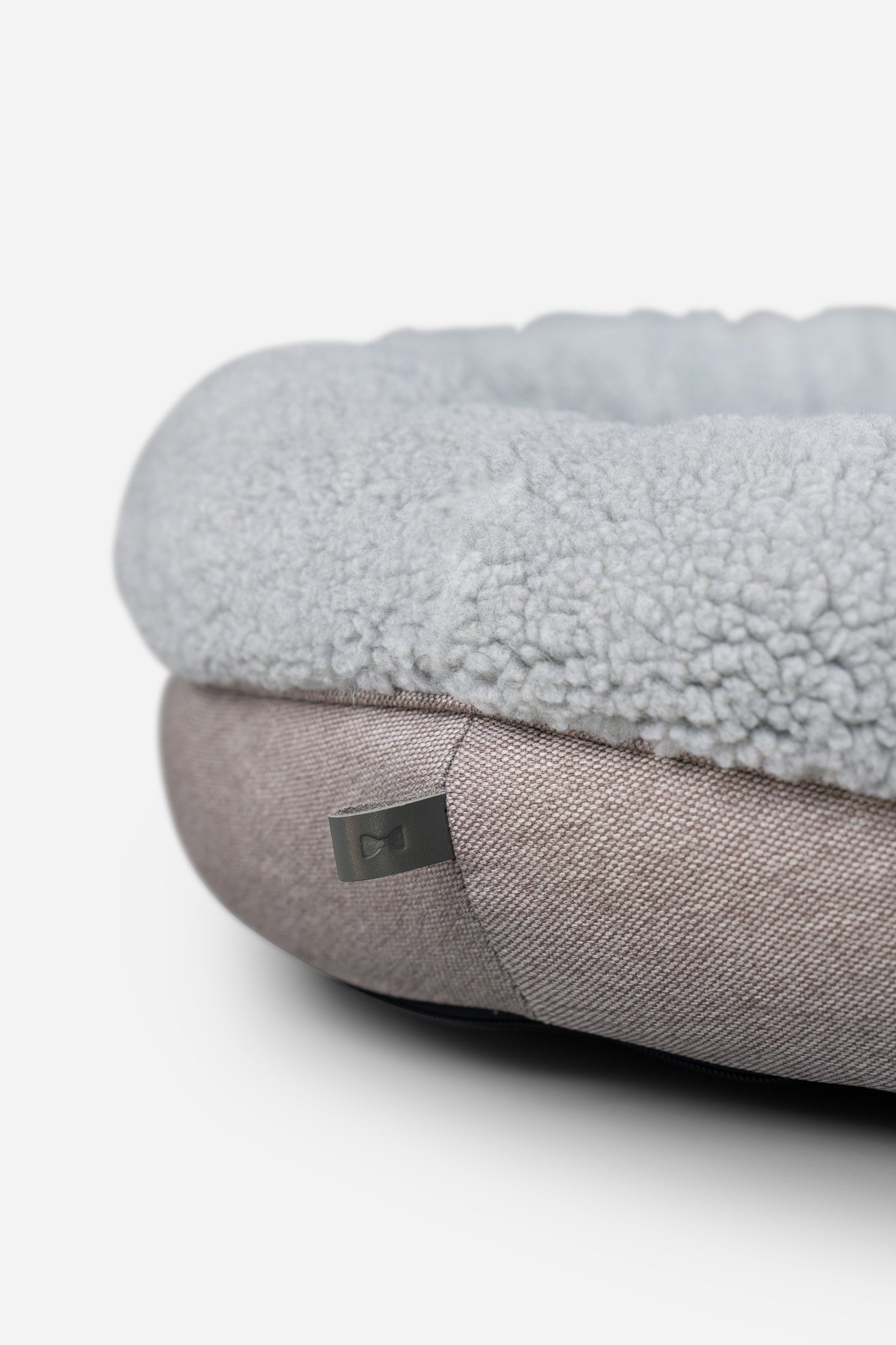 Cama para perros en forma de dona gris de felpa para una comodidad máxima