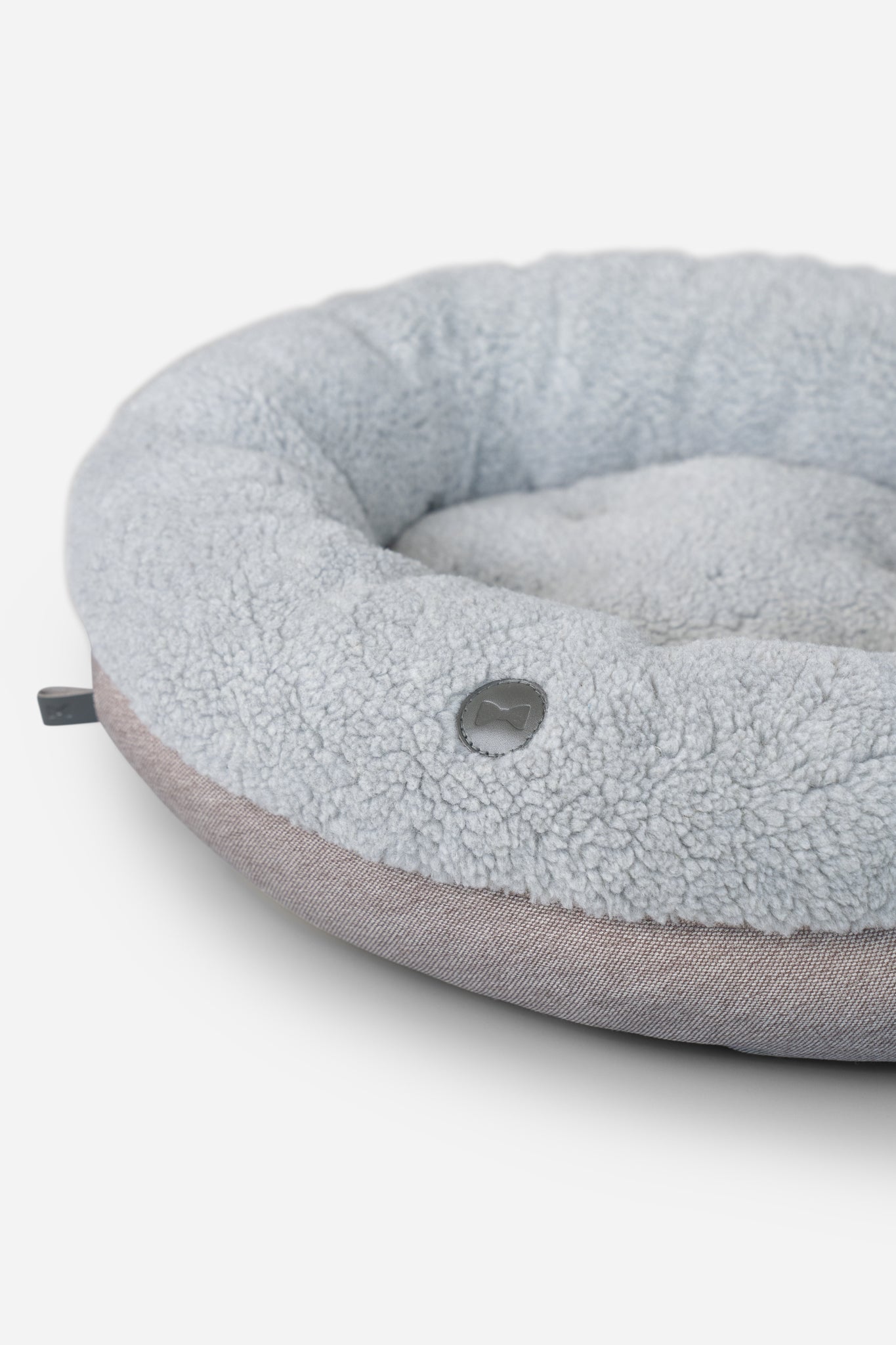 Cama para perros en forma de dona gris de felpa para una comodidad máxima