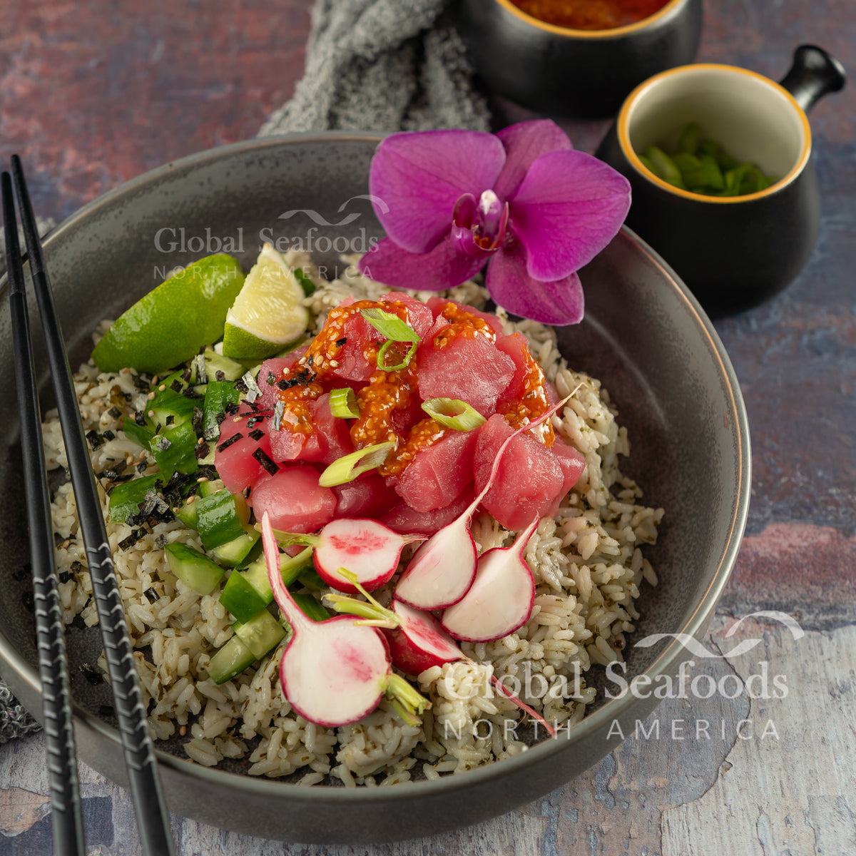 Cubes de thon jaune frais de qualité sashimi avec sauce poke épicée