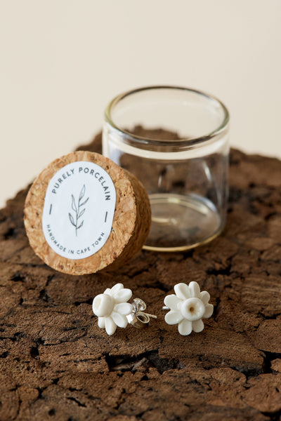 Pendientes de Stud de Narciso - Elegancia de Porcelana Hecha a Mano